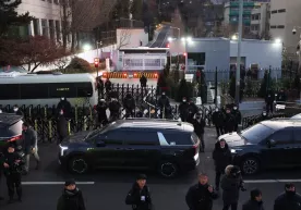 В Южной Корее полиция приехала арестовывать президента (видео) фото