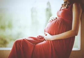 Olimlar koronavirus homiladorlik vaqtida onadan bolaga o‘tishini isbotladi фото