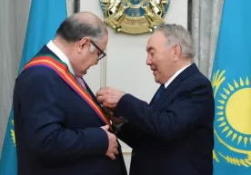 Нурсултон Назарбоев Алишер Усмоновга “Дўстлик” орденини топширди фото