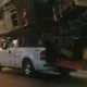 O‘lchami butun boshli uyga teng buyumlarni tashiyotgan Ford pikapi