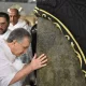 Шавкат Мирзиёев Каъбани тозалади