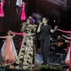 Нилуфар Усмонова онасининг концертида бэк-вокалда куйлади