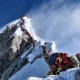 Everestga ko‘tarilishdagi tirbandlikka dosh berolmay 10 alpinist jon berdi (video)