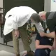АҚШда коронавирусга эмланган ҳамшира телевидениедаги жонли эфир вақтида ҳушидан кетиб қолди (видео)