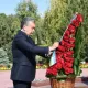 Шавкат Мирзиёев Ислом Каримов ҳайкали пойига гулчамбар қўйди (фото)