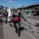 Қамалдаги Мариупол. Рус армиясидан қочаётган одамлар — Украинадаги урушнинг икки кунидан фоторепортаж