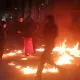 Чинозда алимент ололмаган аёл ўзи ва болаларини бензин сепиб ёқиб юбормоқчи бўлди