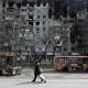 Украинадаги урушнинг 55-куни: Киев атрофида ишлаётган сапёрлар, Мариуполда ёнган автобуслар ва кемалар