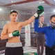 Супер зарбага эга боксчимиз тажрибали рақибни ер тишлатди