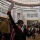 Трампнинг тарафдорлари Капитолийга бостириб кирди (фото)