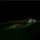 Kosmonavt Yer ustidan uchrayotgan noma’lum jismlarni videoga oldi