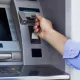 Пластик картадаги пулларни банкомат орқали нақдлаштириш учун комиссия нархи оширилмоқдами?
