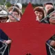 «Otam shunchaki — qoʻrqoq». Safarbarlik qanday qilib rus oilalarni bir-biridan ajratmoqda