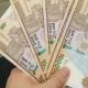 Buxoroda tadbirkordan oyiga 500 ming soʻmdan pul undirib kelgan soliqchi qoʻlga olindi