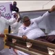 Tobutdan chiqib nutq so‘zlagan siyosatchi (video)
