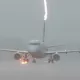 AQSHda yerga qo‘ngan samolyotni ikki marta chaqmoq urdi (video)