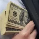 Rossiyadan oʻn ming dollardan koʻp naqd pul olib chiqish taqiqlandi