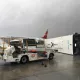 Turkiya aeroportida quyun yo‘lovchilari bo‘lgan avtobusni ag‘darib yubordi (video)
