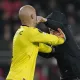 PSV ishqibozi "Sevilya" darvozaboniga tashlandi. Yakun sizni hayron qoldiradi!