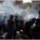 Шри-Ланка полицияси ёнилғи нархидан норози намойишчиларга қарата ўт очди
