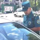 Йўл-патрул хизмати ходими тўхтатса нима қилиш керак?