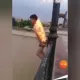 Хоразмда танасига олов ёқиб сувга сакраган шахс юзасидан маълумот берилди (видео)