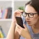 Gözleri akıllı telefonun zararlı ışığından korumak için ne yapmak gerekir?