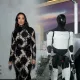 Ким Кардашьян Tesla’нинг одамсимон роботини харид қилди (видео)