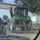 Buxoroda ichki ishlar xodimi traktorni boshqarayotgan mast erkakni to‘xtatishga urindi (video)