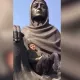 Андижонда тиктокер Мотамсаро она ҳайкалига қилган ҳурматсизлиги учун 15 суткага қамалди