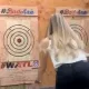 Ayol oʻziga tomon uchib kelayotgan boltadan arang qutulib qoldi (video)