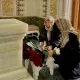 Имон Каримова ва Марям Тиллаева биргаликда Ислом Каримовнинг қабрини зиёрат қилди