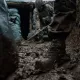 Украин аскарлари лой ва совуқда, каламушлар орасида қандай жанг қилмоқда?