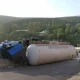 Қамчиқ довонида суюлтирилган газ ортилган юк машинаси бетон тўсиққа урилиб, ағдарилди