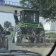 Бухорода ички ишлар ходими тракторни бошқараётган маст эркакни тўхтатишга уринди (видео)