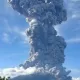Italiyadagi vulqon otilishi vaqtida sayyohlar sarosimada qocha boshlashdi (video)
