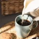 Sütlü Kahve – Hoş Bir Alışkanlık mı Yoksa Sağlık Riski mi? Uzmanlar Ne Diyor?