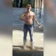 Surxondaryoda erkak IIB binosi oldida o‘z tanasini kesgani videosi tarqaldi