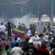Venesuelada harbiy mashina namoyishchilarni bosib o‘tdi (foto, video)
