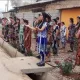 Совуқ бўлишига қарамай, мактаб қизлари амалдорлар олдига атлас кўйлакда олиб чиқилди (фото)