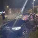 Тошкентда BMW йўлни ажратиб турувчи бетон тўсиққа урилиб, ағдарилиб кетди