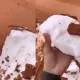Saudiyada qor ustini qum qopladi. Natijada u xuddi eskimo muzqaymog‘iga o‘xshab qoldi (video)