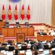 Qirg‘iziston prezidenti deputatlarning maoshini qisqartirib, xizmat mashinalaridan mahrum qildi