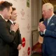 Shahzoda Charlz atrofda koronavirus yurganiga qaramay, beixtiyor odamlarga qo‘l uzatmoqda (video)