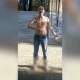 Surxondaryoda erkak IIB binosi oldida o‘z tanasini kesgani videosi tarqaldi