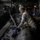 Меҳнат бозорини бузиб юборган уруш: эркаклари жанг қилаётган, аёллари ишлаётган Украина