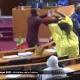 Сенегалда мухолифат вакили аёл депутатга тарсаки туширди (видео)
