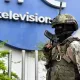 Ekvadorda qurolli shaxslar jonli efir olib borayotgan telekanalga bostirib kirdi (video)