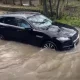 Jaguar F-Pace’da chuqur ko‘lmakni bosib o‘tmoqchi bo‘lgan omadsiz haydovchi