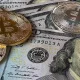 Халқаро молия бозори шарҳи: биткоин ва доллар арзонлашди, олтин қимматлашди